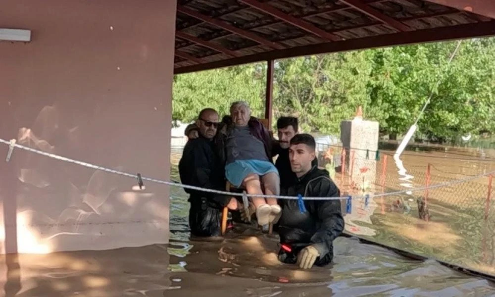 Βατραχάνθρωποι του Λιμενικού απεγκλωβίζουν πλημμυροπαθείς